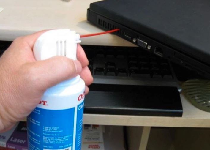 Vệ sinh quạt tản nhiệt laptop - Tháo nắp và thổi sạch bụi bẩn Vệ sinh quạt tản nhiệt laptop - Tháo nắp và thổi sạch bụi bẩn