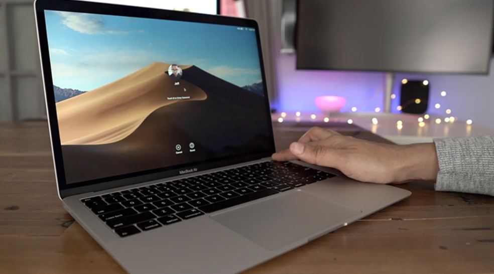 MacBook hư màn hình - Ảnh hưởng từ nước, ẩm mốc và nhiệt độ MacBook hư màn hình - Ảnh hưởng từ nước, ẩm mốc và nhiệt độ